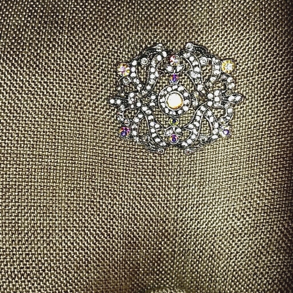 vintage looking brooch - Picture 1 of 2